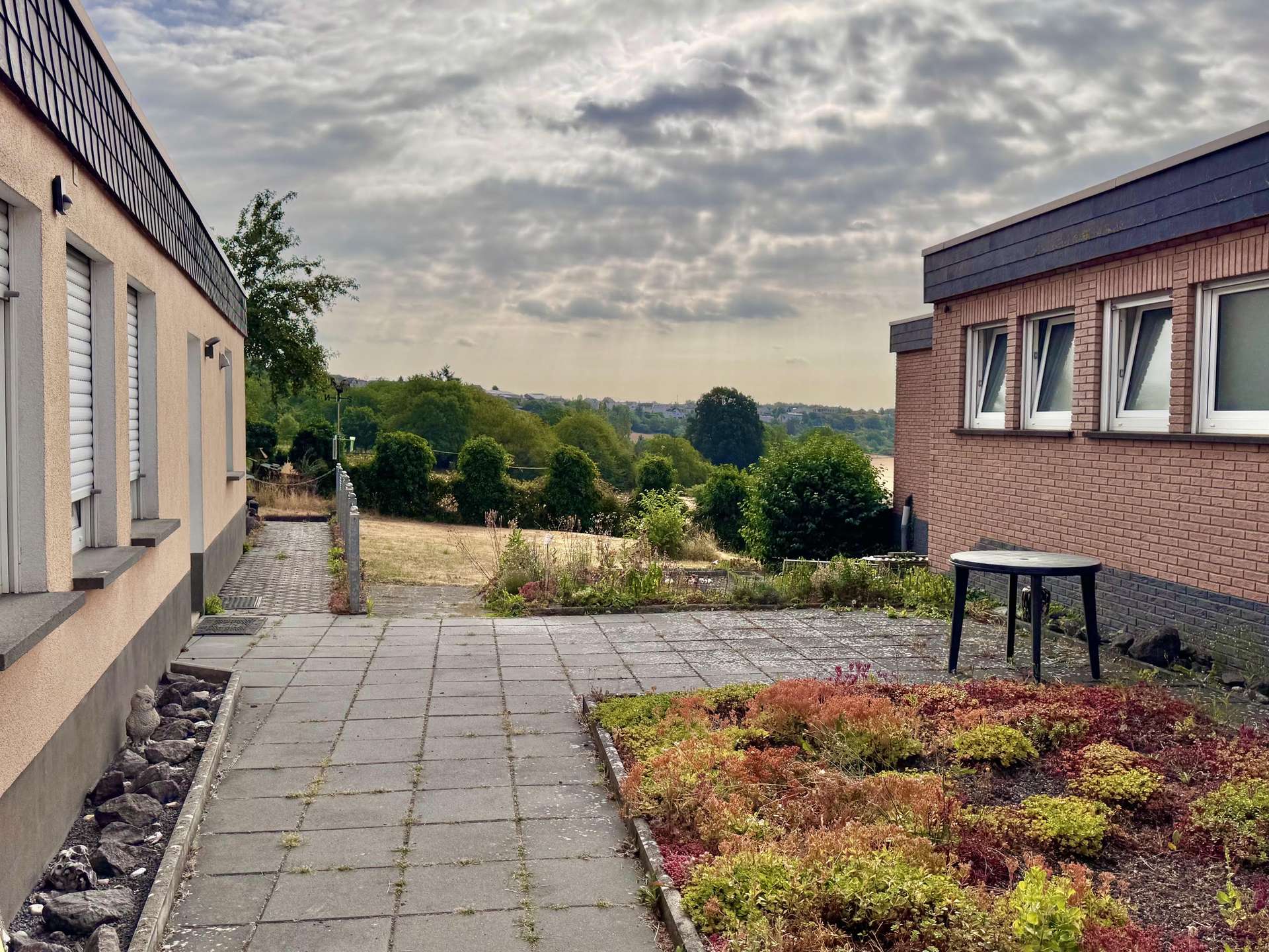 PROVISIONSFREI: Bungalow, Doppelgarage, Nebengeb&auml;ude, herrlicher Fernblick